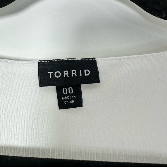 Torrid Women’s Long Sleeve White Eyelet Mini Dress Size 00 (10) - Picture 3 of 6